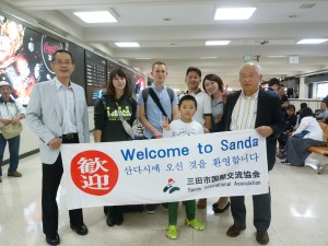 大阪空港にてホストファミリー、協会スタッフがお出迎え。