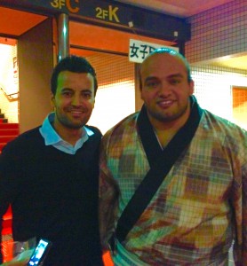 大阪には大相撲を観に行きました。そこでエジプト出身の力士大砂嵐に会いました。アラビア語で話かけるととても喜ばれ、意気投合して一緒に写真を撮りました。