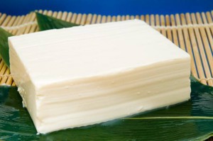 主人が来日してすぐ、豆腐をチーズだと思って、「日本は世界で一番チーズが安い国だ！」と友達に電話までしたそうです(笑)でも、食べてみると何か違う･･･？日本のチーズはこんな味なのだろうか･･･？と豆腐という食べ物の存在を知るまで不思議に思っていたそうです。 今では好物の一つになっていますょ!