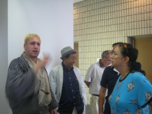 講演後、日本語サロンのグロリア・ウォリントンさん（シンガポール出身）とシンガポールの話をしていました。
