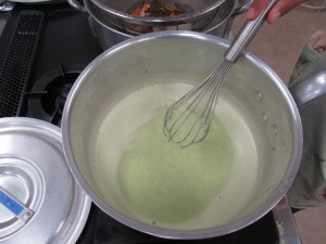 アスパラガスのクリームスープですよ　煮立て無いように！
