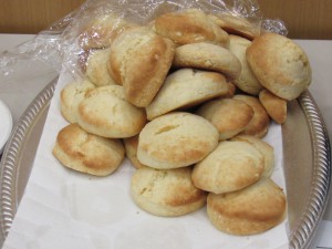 企画スタッフ、ボランティアの皆さんが午前中にイギリスのお菓子　scones を作りました