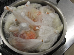 ビニール袋で料理するのはお鍋を洗う水を節約するからです